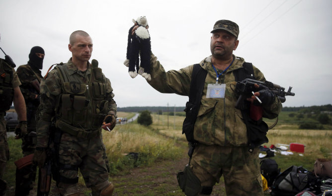 Un separatista prorruso tiene un juguete de peluche que se encuentra en el lugar del accidente del vuelo Malaysia Airlines MH17 Un separatista prorruso tiene un juguete de peluche que se encuentra en el lugar del accidente del vuelo Malaysia Airlines MH17