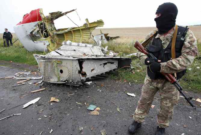 Un prorruso separatista junto al lugar del accidente del vuelo de Malaysia Airlines Un prorruso separatista junto al lugar del accidente del vuelo de Malaysia Airlines