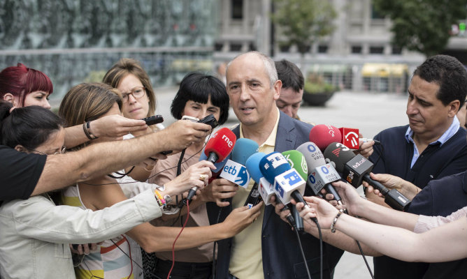 El portavoz del Ejecutivo vasco, Josu Erkoreka, hace declaraciones a los medios sobre el último comunicado de ETA publicado en el diario vasco Gara El portavoz del Ejecutivo vasco, Josu Erkoreka, hace declaraciones a los medios sobre el último comunicado de ETA publicado en el diario vasco Gara