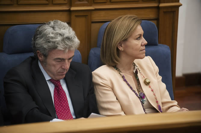 La presidenta de Castilla-La Mancha, María Dolores de Cospedal, junto al consejero de Presidencia, Leandro Esteban, durante el pleno de las Cortes de Castilla-La Mancha La presidenta de Castilla-La Mancha, María Dolores de Cospedal, junto al consejero de Presidencia, Leandro Esteban, durante el pleno de las Cortes de Castilla-La Mancha