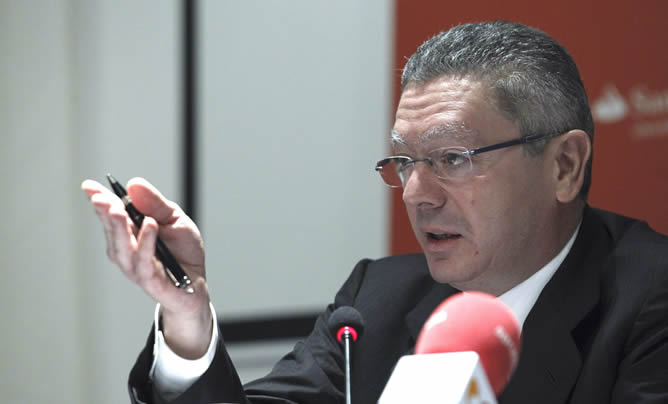 El ministro de Justicia, Alberto Ruiz Gallardón, durante su intervención en un seminario en los cursos de verano de El Escorial El ministro de Justicia, Alberto Ruiz Gallardón, durante su intervención en un seminario en los cursos de verano de El Escorial