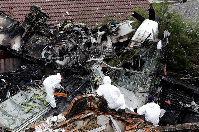 El personal del Consejo de Seguridad Aérea examina los restos del vuelo TransAsia Airways GE222 en la isla de Penghu, Taiwan. El personal del Consejo de Seguridad Aérea examina los restos del vuelo TransAsia Airways GE222 en la isla de Penghu, Taiwan.