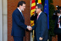 Rajoy y Mas se saludan en La Moncloa. Rajoy y Mas se saludan en La Moncloa.