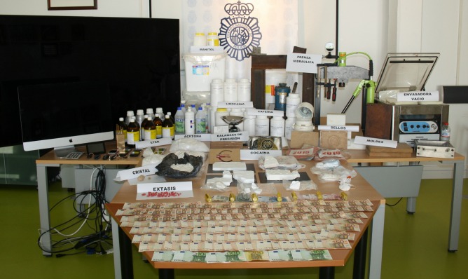 Sustancias requisadas por la policía. Sustancias requisadas por la policía.