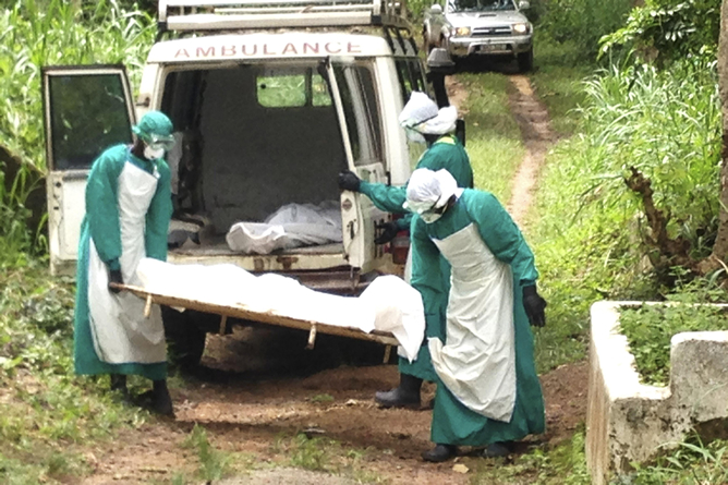 Enfermeros transportan el cuerpo de una víctima del virus del ébola en Kenema (Sierra Leone) Enfermeros transportan el cuerpo de una víctima del virus del ébola en Kenema (Sierra Leone)