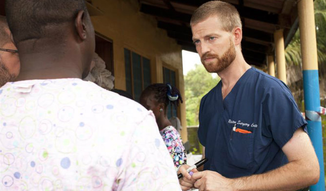 El doctor Kent Brantly trabajando en un tratamiento contra el Ébola el 23 de junio de 2014, en Foya (Liberia). El doctor Kent Brantly trabajando en un tratamiento contra el Ébola el 23 de junio de 2014, en Foya (Liberia).