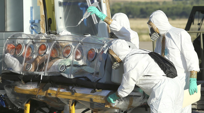 El sacerdote infectado, a su llegada al Hospital Carlos III El sacerdote infectado, a su llegada al Hospital Carlos III