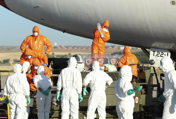 Fotografía facilitada por el Ministerio de Defensa de la llegada esta mañana del religioso Miguel Pajares, el primer español contagiado de ébola Fotografía facilitada por el Ministerio de Defensa de la llegada esta mañana del religioso Miguel Pajares, el primer español contagiado de ébola