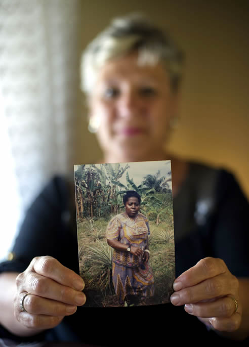 Una vecina de la localidad navarra de Mélida muestra una fotografia de la monja Juliana Bonoha Una vecina de la localidad navarra de Mélida muestra una fotografia de la monja Juliana Bonoha