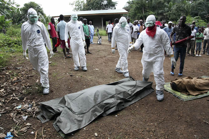 Enfermeros liberianos a punto de trasladar los cuerpos de dos víctimas del ébola para su entierro en la comunidad de Banjor, a las afueras de Monrovia (Liberia) Enfermeros liberianos a punto de trasladar los cuerpos de dos víctimas del ébola para su entierro en la comunidad de Banjor, a las afueras de Monrovia (Liberia)