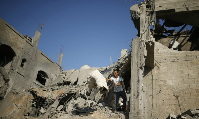 Un palestino quita sus pertenencias de su casa que, según testigos, fue destruida en un ataque aéreo israelí Un palestino quita sus pertenencias de su casa que, según testigos, fue destruida en un ataque aéreo israelí