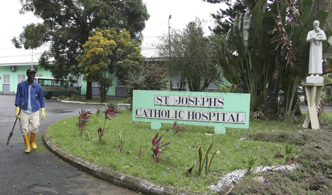 Una enfermera de Liberia barre fuera del hospital católico San José que ahora está cerrado debido al ébola Una enfermera de Liberia barre fuera del hospital católico San José que ahora está cerrado debido al ébola