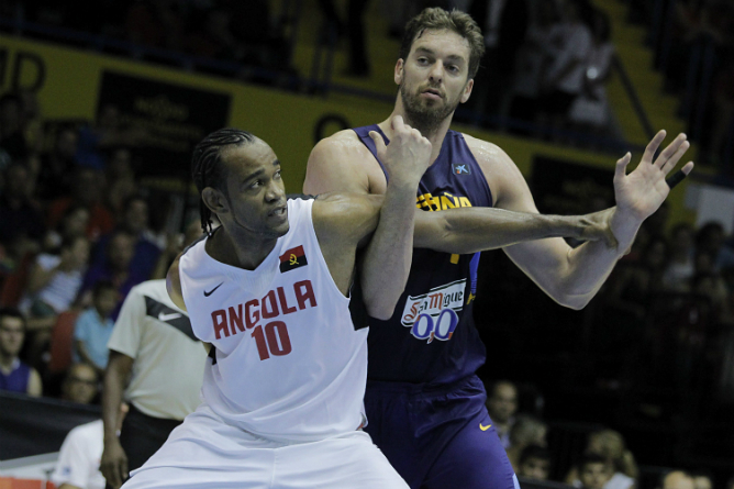 Gasol pugna con un rival angoleño Gasol pugna con un rival angoleño