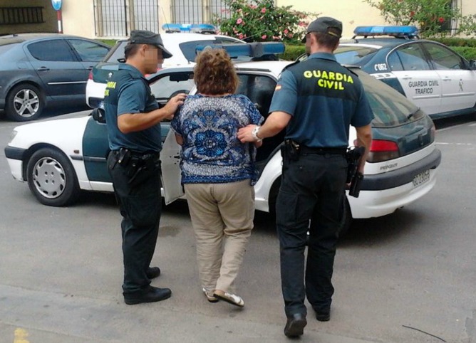 Dos guardias civiles acompañan a la mujer detenida en La Unión. Dos guardias civiles acompañan a la mujer detenida en La Unión.