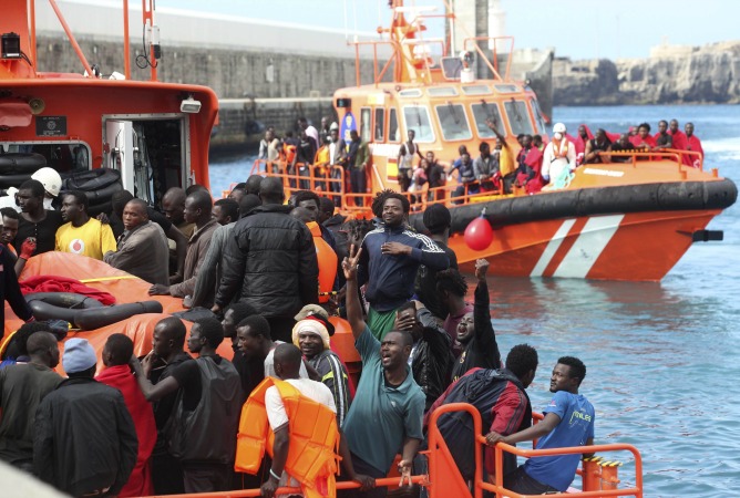 Trasladan al puerto de Tarifa a los 227 inmigrantes, en su mayoría subsaharianos, rescatados hoy por Salvamento Marítimo cuando viajaban en 23 pateras en aguas del Estrecho de Gibraltar. Trasladan al puerto de Tarifa a los 227 inmigrantes, en su mayoría subsaharianos, rescatados hoy por Salvamento Marítimo cuando viajaban en 23 pateras en aguas del Estrecho de Gibraltar.