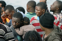 Llegada al puerto de Tarifa de algunos de los inmigrantes que han sido rescatados esta martes por Salvamento Marítimo Llegada al puerto de Tarifa de algunos de los inmigrantes que han sido rescatados esta martes por Salvamento Marítimo