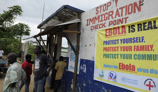 Control en Liberia para comprobar el estado de los viajeros ante la epidemia de ébola. Control en Liberia para comprobar el estado de los viajeros ante la epidemia de ébola.
