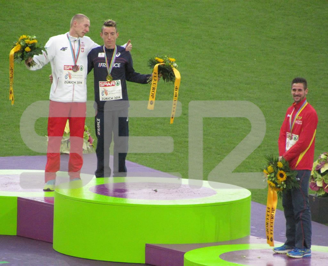 Kowal, ganador tras la descalificación de Mekhissi en los 3.000 metros obstáculos no quiso fotografiarse con Mullera, bronce. En la rueda de prensa posterior ha pedido disculpas al atleta español por su actitud Kowal, ganador tras la descalificación de Mekhissi en los 3.000 metros obstáculos no quiso fotografiarse con Mullera, bronce. En la rueda de prensa posterior ha pedido disculpas al atleta español por su actitud