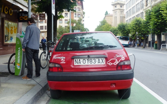 Un usuario carga la batería de su vehículo eléctrico en uno de los puntos de recarga en Pamplona. Un usuario carga la batería de su vehículo eléctrico en uno de los puntos de recarga en Pamplona.
