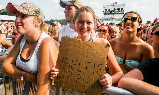 Una chica pidiendo un selfie a sus ídolos Una chica pidiendo un selfie a sus ídolos