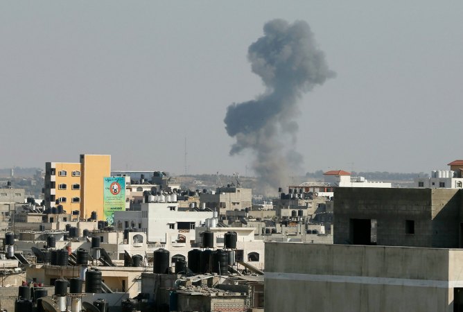 Humo entre edificios después del ataque israelí en la ciudad de Gaza Humo entre edificios después del ataque israelí en la ciudad de Gaza