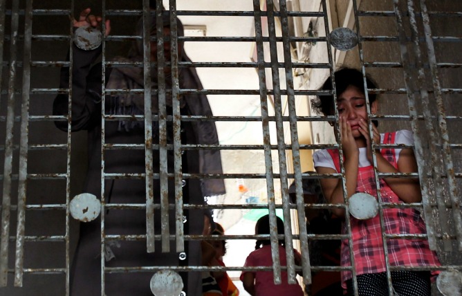 Una pariente de la niña palestina de Abu Nour hasera, quien murió en un ataque aéreo israelí, llora durante su funeral en Gaza. Una pariente de la niña palestina de Abu Nour hasera, quien murió en un ataque aéreo israelí, llora durante su funeral en Gaza.