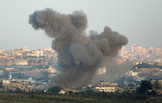 Una columna de humo se eleva sobre una zona residencial en la Franja de Gaza tras un ataque. Una columna de humo se eleva sobre una zona residencial en la Franja de Gaza tras un ataque.