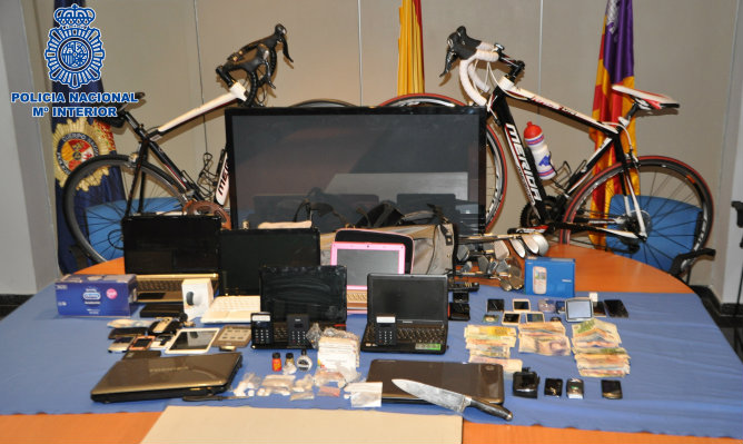Material incautado por la Policía Nacional a una organización criminal dedicada a la trata de seres humanos, robos y menudeo de cocaína Material incautado por la Policía Nacional a una organización criminal dedicada a la trata de seres humanos, robos y menudeo de cocaína