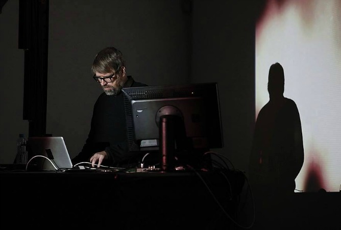 El artista sueco, Amders Weberg, trabajando en uno de sus proyectos. El artista sueco, Amders Weberg, trabajando en uno de sus proyectos.