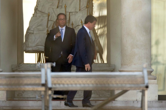 El presidente francés, Francois Hollande, acompaña el primer ministro francés, Manuel Valls, tras una reunión para formar el nuevo gobierno en el Palacio del Elíseo en París El presidente francés, Francois Hollande, acompaña el primer ministro francés, Manuel Valls, tras una reunión para formar el nuevo gobierno en el Palacio del Elíseo en París