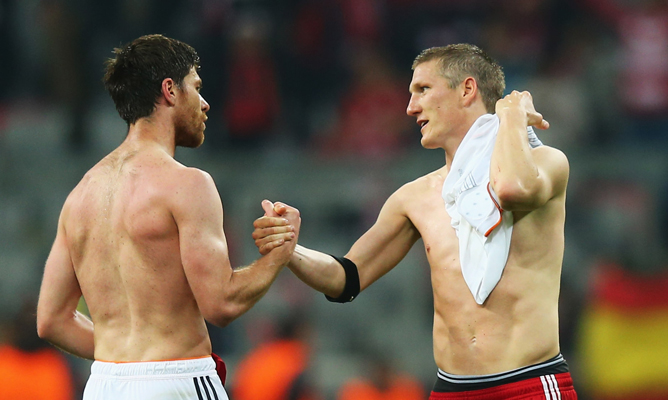 Xabi Alonso se saluda con Schwensteiger. Xabi Alonso se saluda con Schwensteiger.