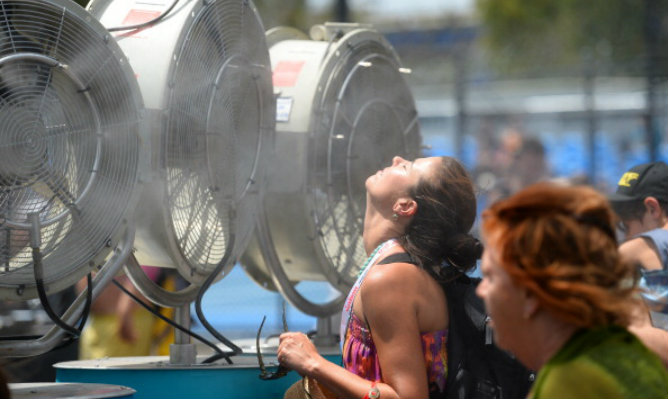 Una mujer se refresca ante las altas temperaturas Una mujer se refresca ante las altas temperaturas