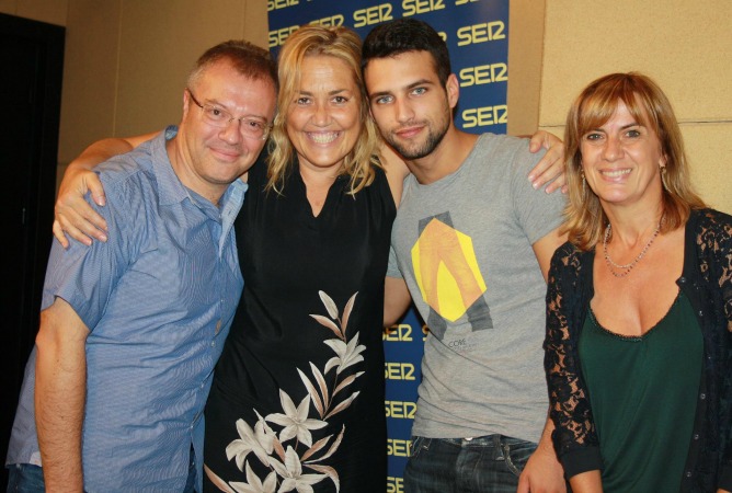 Director y protagonista posan con las periodistas Mayka Navarro y Gemma Nierga (02/07/2014). Director y protagonista posan con las periodistas Mayka Navarro y Gemma Nierga (02/07/2014).