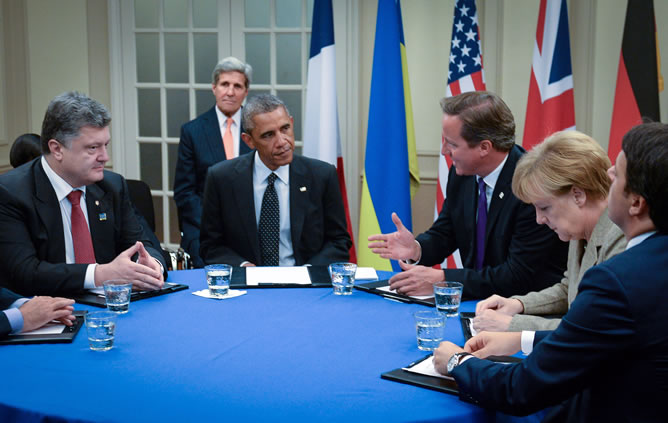 Reunión de Obama, Merkel y Cameron con el presidente ucraniano Petro Poroshenko en el marco de la cumbre de la OTAN Reunión de Obama, Merkel y Cameron con el presidente ucraniano Petro Poroshenko en el marco de la cumbre de la OTAN