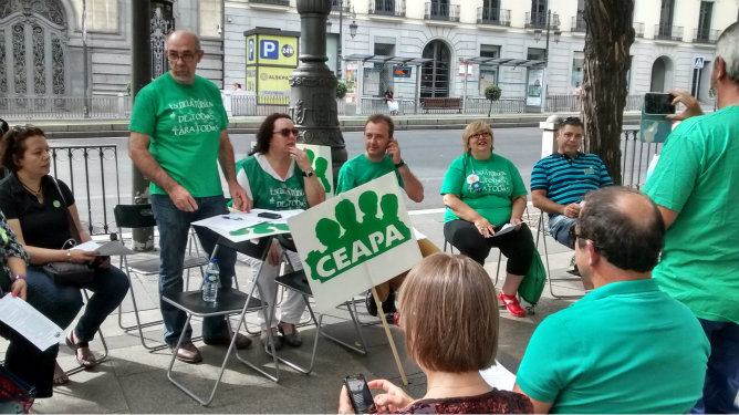 Asociaciones de padres y madres protestando en contra de la LOMCE Asociaciones de padres y madres protestando en contra de la LOMCE