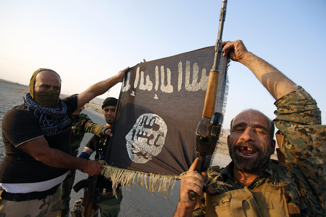 Milicianos del Estado Islámico ondean la bandera del grupo yihadista en la localidad iraquí de Amerli Milicianos del Estado Islámico ondean la bandera del grupo yihadista en la localidad iraquí de Amerli