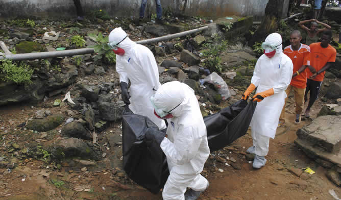 Varias personas trasladan el cuerpo de un hombre de 29 años fallecido por el virus del ébola en Monrovia Varias personas trasladan el cuerpo de un hombre de 29 años fallecido por el virus del ébola en Monrovia