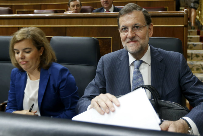 El presidente del Gobierno, Mariano Rajoy, junto a la vicepresidenta, Soraya Sáenz de Santamaría, al inicio de la sesión de control al Ejecutivo en el Congreso de los Diputados El presidente del Gobierno, Mariano Rajoy, junto a la vicepresidenta, Soraya Sáenz de Santamaría, al inicio de la sesión de control al Ejecutivo en el Congreso de los Diputados