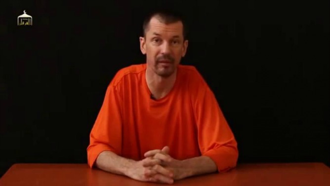 Captura de pantalla del vídeo de Youtube que presuntamente muestra al rehén británico, John Cantlie. Captura de pantalla del vídeo de Youtube que presuntamente muestra al rehén británico, John Cantlie.