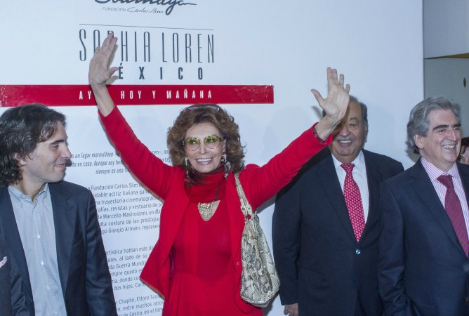 La actriz italiana Sofía Loren saluda junto a su hijo, Carlo Ponti y el magnate mexicano Carlos Slim durante la inauguración de una exposición sobre su vida en Ciudad de México La actriz italiana Sofía Loren saluda junto a su hijo, Carlo Ponti y el magnate mexicano Carlos Slim durante la inauguración de una exposición sobre su vida en Ciudad de México