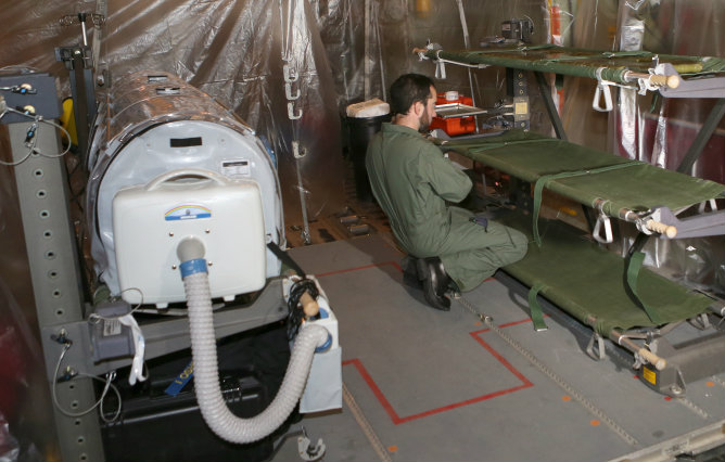Avión que repatriará al misionero español, Manuel García Viejo Avión que repatriará al misionero español, Manuel García Viejo