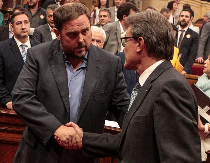 Artur Mas y Oriol Junqueras se saludan en el último pleno del Parlament, que aprobó la Ley catalana de Consultas Artur Mas y Oriol Junqueras se saludan en el último pleno del Parlament, que aprobó la Ley catalana de Consultas