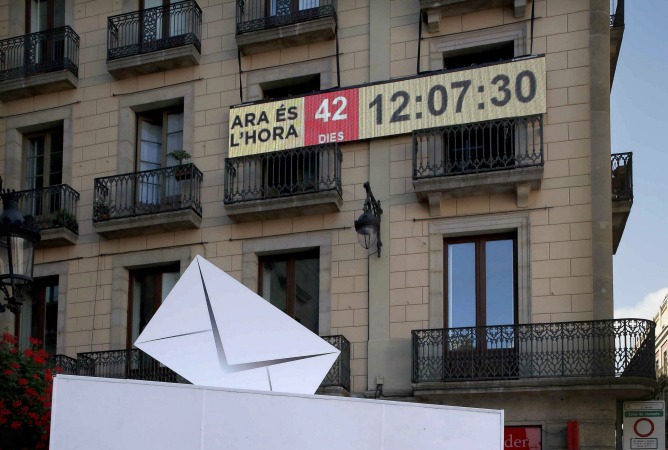 Vista del reloj colocado en la plaza de Sant Jaume de Barcelona que marca los días que faltan para el 9N Vista del reloj colocado en la plaza de Sant Jaume de Barcelona que marca los días que faltan para el 9N