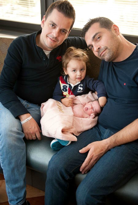 Javier Cantero -cofundador de 'Surrobaby'- y su marido junto a sus dos hijas, Victoria e Irene Javier Cantero -cofundador de 'Surrobaby'- y su marido junto a sus dos hijas, Victoria e Irene