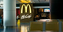 Un local de McCafé en un aeropuerto chino, en una imagen de archivo Un local de McCafé en un aeropuerto chino, en una imagen de archivo