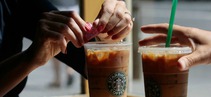 Dos productos de Starbucks, en una imagen de recurso Dos productos de Starbucks, en una imagen de recurso