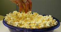 Un bol de palomitas de maíz, en una imagen de recurso Un bol de palomitas de maíz, en una imagen de recurso