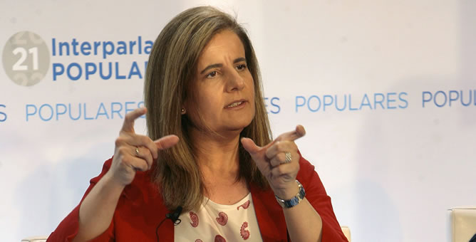 La ministra de Empleo, Fátima Báñez, interviene en una mesa redonda sobre la sreformas para la creación de empleo durante la interparlamentaria que el PP celebra en Guadalajara. La ministra de Empleo, Fátima Báñez, interviene en una mesa redonda sobre la sreformas para la creación de empleo durante la interparlamentaria que el PP celebra en Guadalajara.
