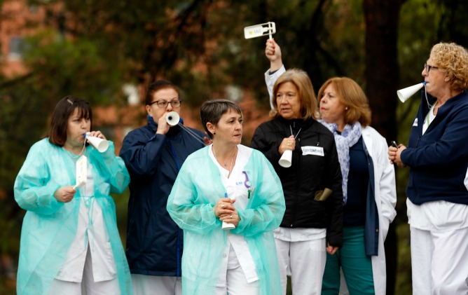 Sanitarias y sanitarios del hospital Carlos III protestan a las puertas del centro. Sanitarias y sanitarios del hospital Carlos III protestan a las puertas del centro.
