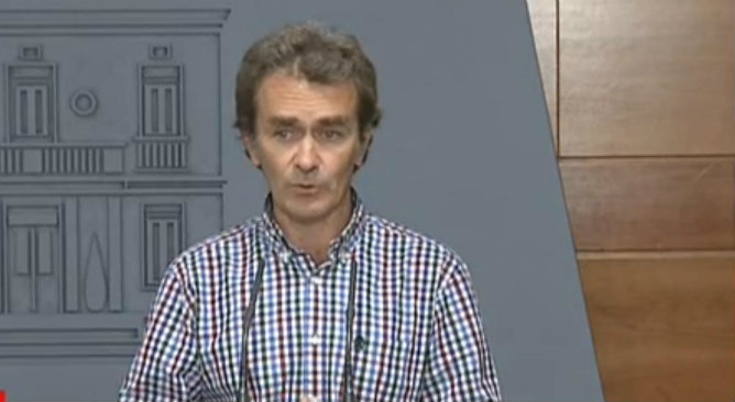 El director del Centro de Alertas y Emergencias Sanitarias del Ministerio de Sanidad, Fernando Simón, durante la rueda de prensa que ha ofrecido este lunes El director del Centro de Alertas y Emergencias Sanitarias del Ministerio de Sanidad, Fernando Simón, durante la rueda de prensa que ha ofrecido este lunes